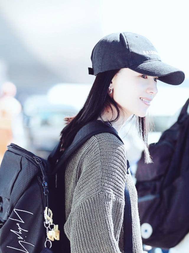 显得 董洁这身打扮清纯得像大学生，终于知道她为啥爱穿紧身牛仔裤了！