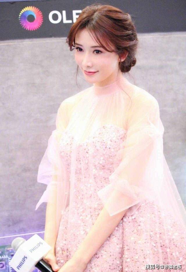 林志玲 林志玲不愧是“直男女神”，粉色抹胸连衣裙亮相，46岁状态好极了