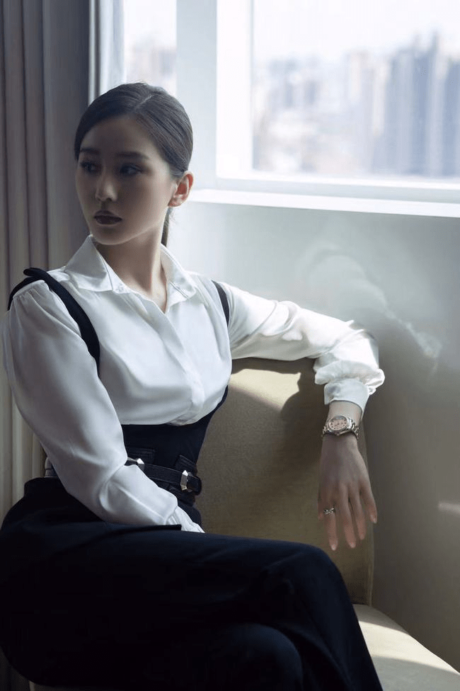 身材 刘诗诗真是气质女神，结婚生子后身材也没走形，穿连体裤非常帅气