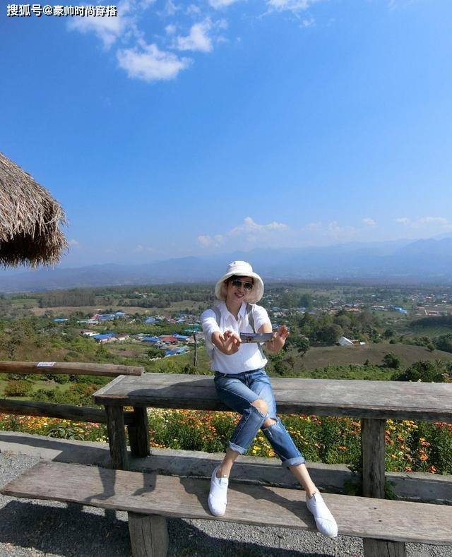 颈部 被53岁陈法蓉美到了，穿白色荷叶边薄纱裙配短发，气质太惊艳