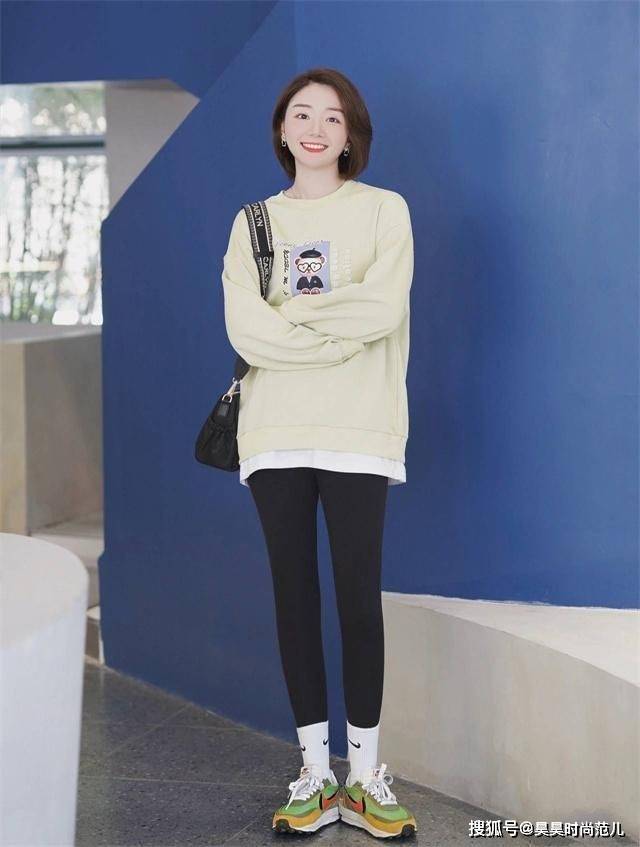女孩子 小个子女生别再执着于穿过膝靴,今年秋冬这样穿搭,时髦又显高挑