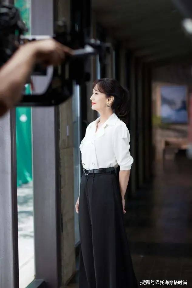 花衣服 女人50岁后，少穿花衣服，最好多穿这3种“颜色”，显白显气质