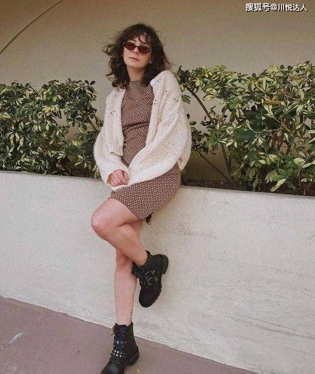 身材 41岁陈乔恩哪像中年妇女,穿卡其色开衫配牛仔裤,说25岁都信