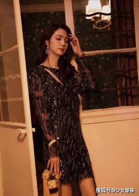 长袖 洪欣携老公高调走机场，穿白色长袖T恤配裤裙，终于像同龄人了