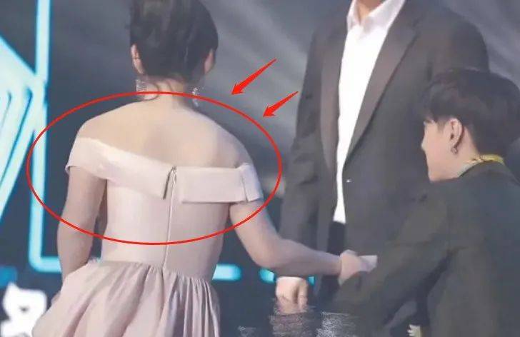 上半身 女星蒋欣瘦成Lisa 2.0？！到底什么情况呀…