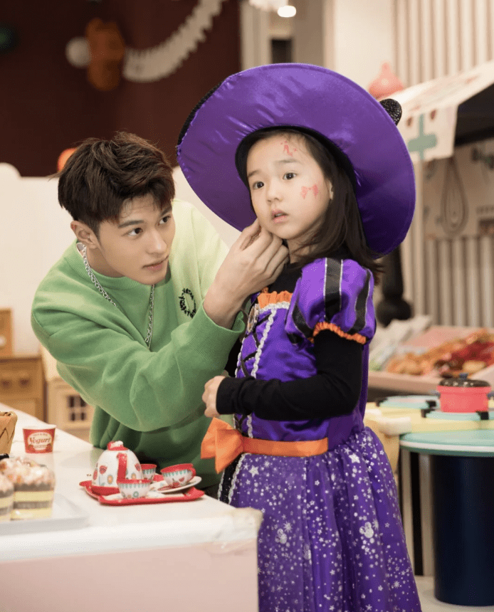 原创董璇带女儿在自家亲子餐厅过万圣节佟丽娅母子同现身感情真好