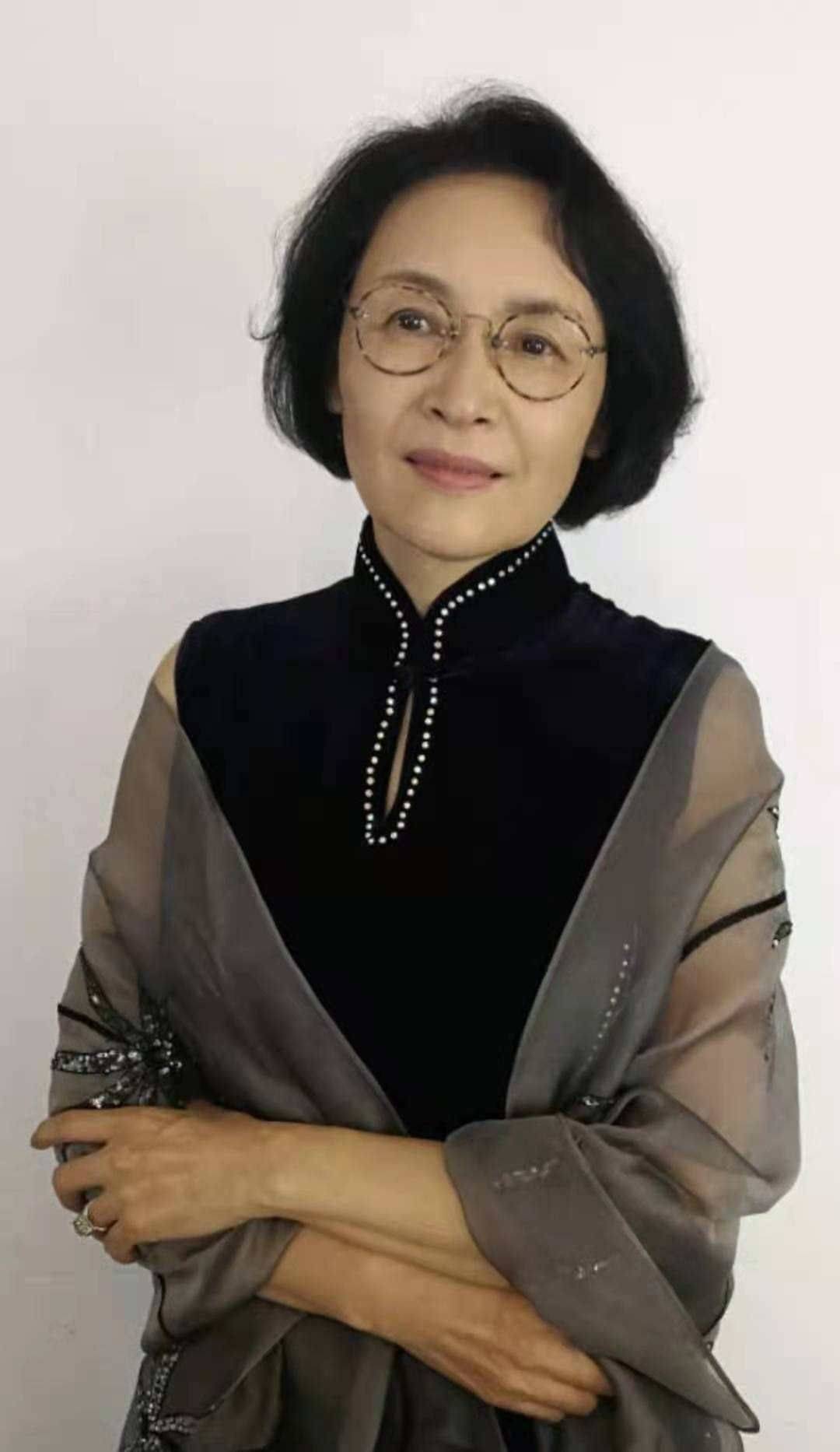 晓英 宋晓英美了一辈子，穿旗袍配披肩优雅到骨子里，奶奶辈照穿显气质