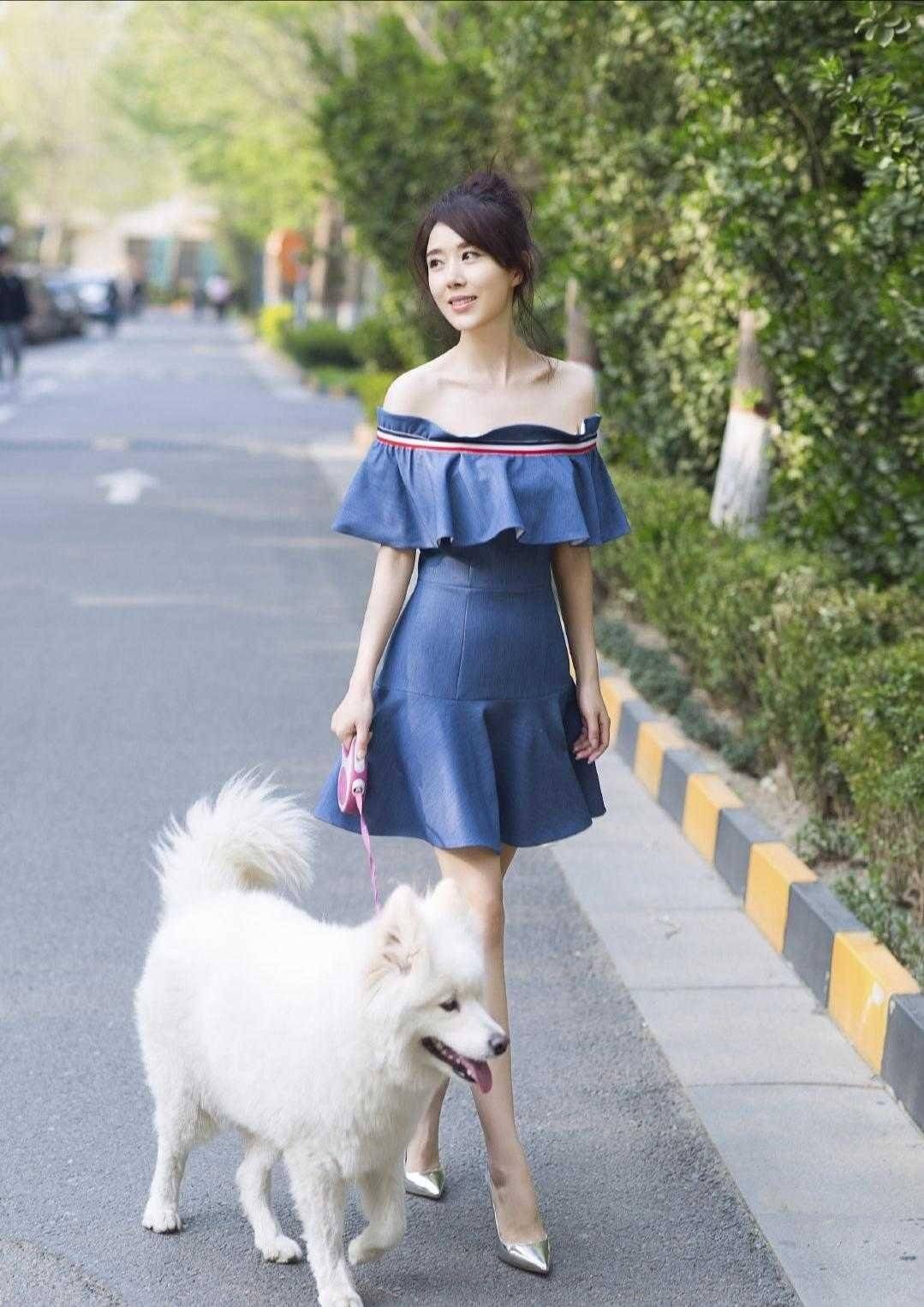 嫦娥 颜丹晨不愧是大众封的最美嫦娥，连遛狗穿的连衣裙，也减龄时髦