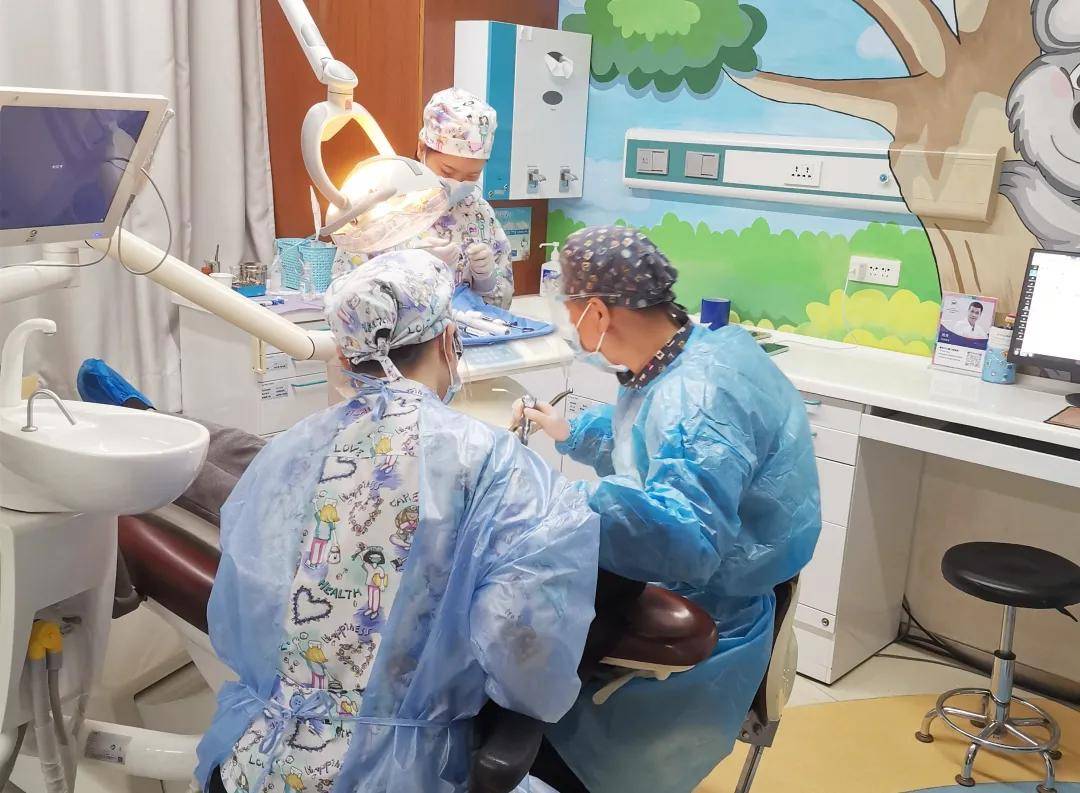 女童|半夜8岁女童门牙折断，袁林天战友连夜修复成功