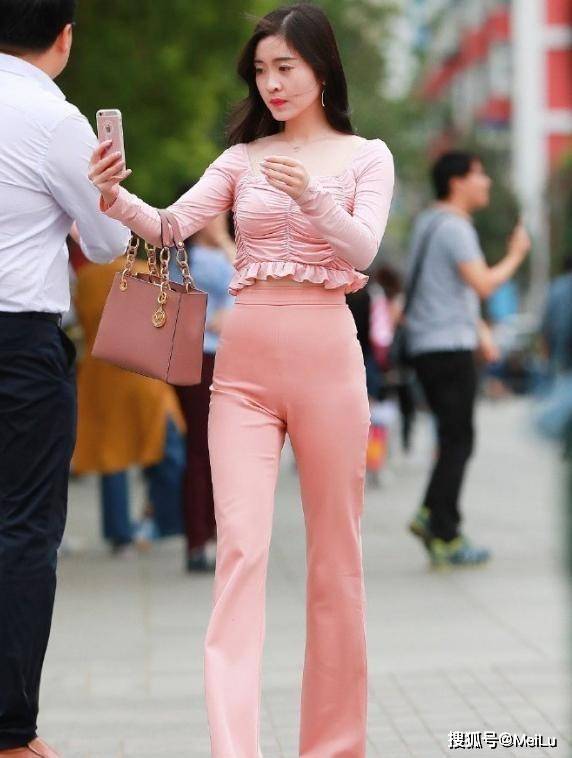高跟鞋 美女的粉色套装,时尚气质不“装嫩”,成熟女性魅力十足
