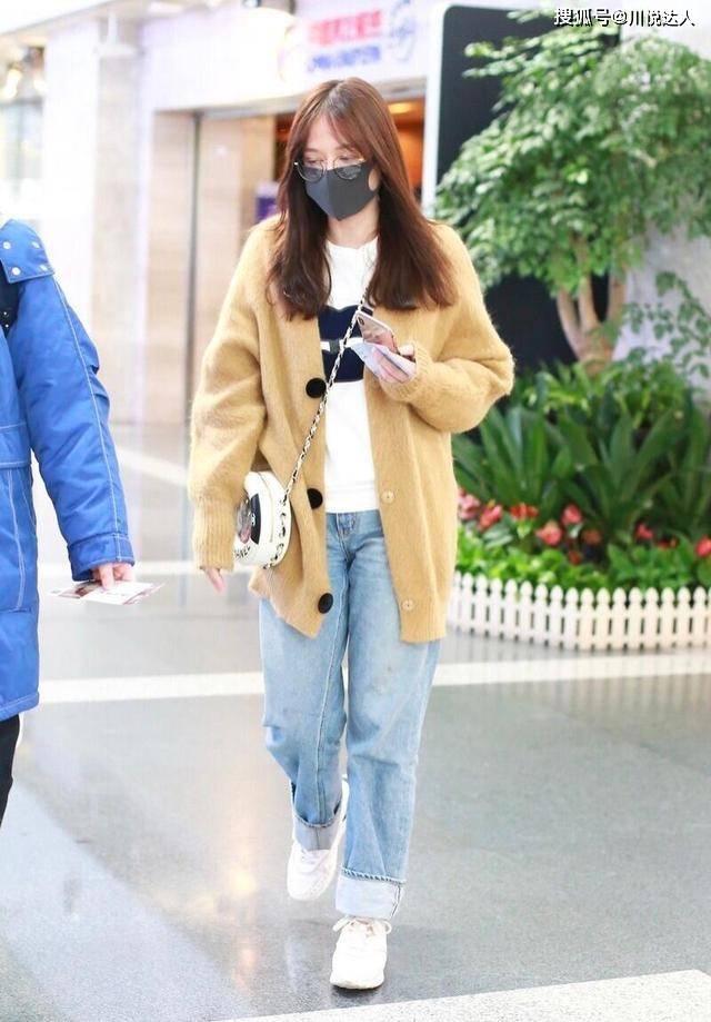 身材 41岁陈乔恩哪像中年妇女,穿卡其色开衫配牛仔裤,说25岁都信