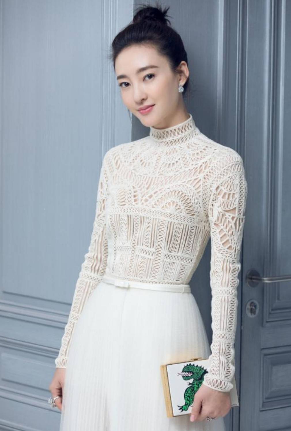 设计 王丽坤也太瘦了，穿紧身的高领裙装，浑身上下没有一丝多余的赘肉