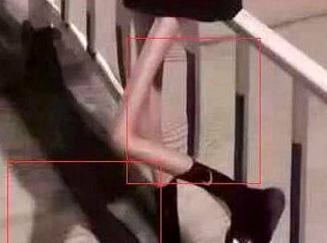 什么女子出门给腿化妆，180斤秒变“牙签腿”，网友：影子忘P了！