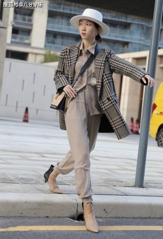 个性 今年的博主终于怕冷，都在穿格纹大衣配靴子，小个子女生也能驾驭