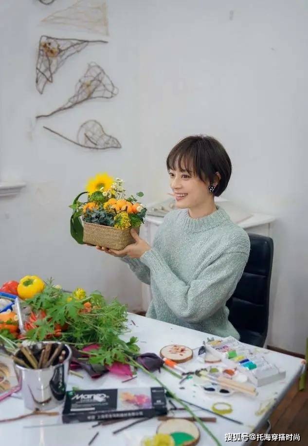 花衣服 女人50岁后，少穿花衣服，最好多穿这3种“颜色”，显白显气质