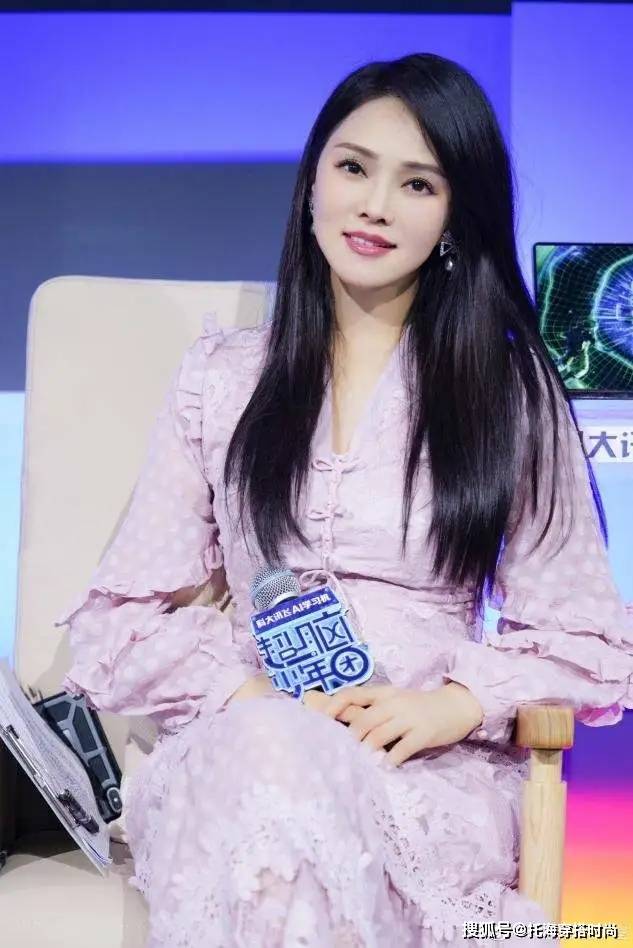 花衣服 女人50岁后，少穿花衣服，最好多穿这3种“颜色”，显白显气质