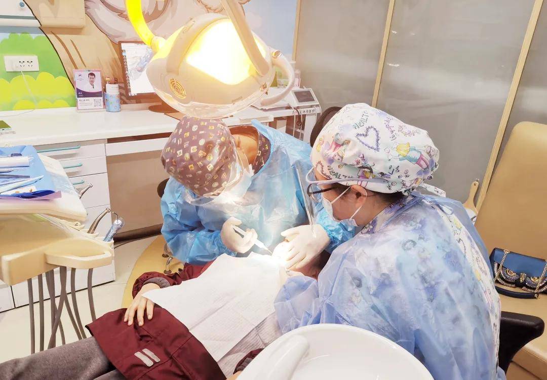 女童|半夜8岁女童门牙折断，袁林天战友连夜修复成功