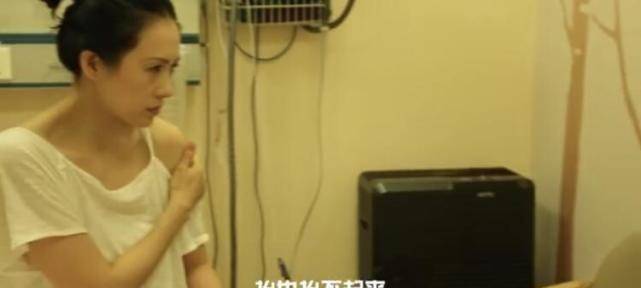 黑色章子怡挑染红发很潮，但瘦出皱纹难掩沧桑，42岁就成了老阿姨！