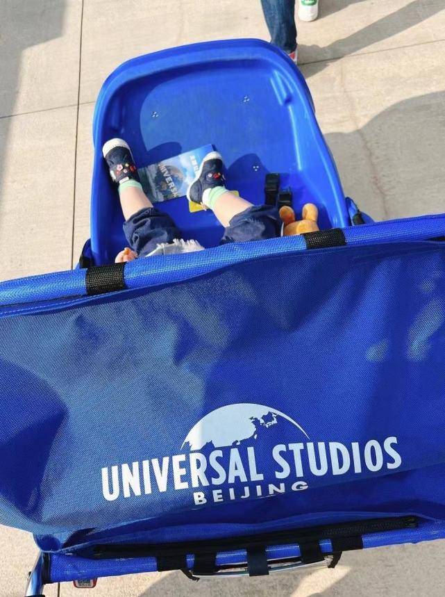 郭碧婷|向佐一家逛环球影城，cora在爸爸怀里熟睡，郭碧婷身形变圆润