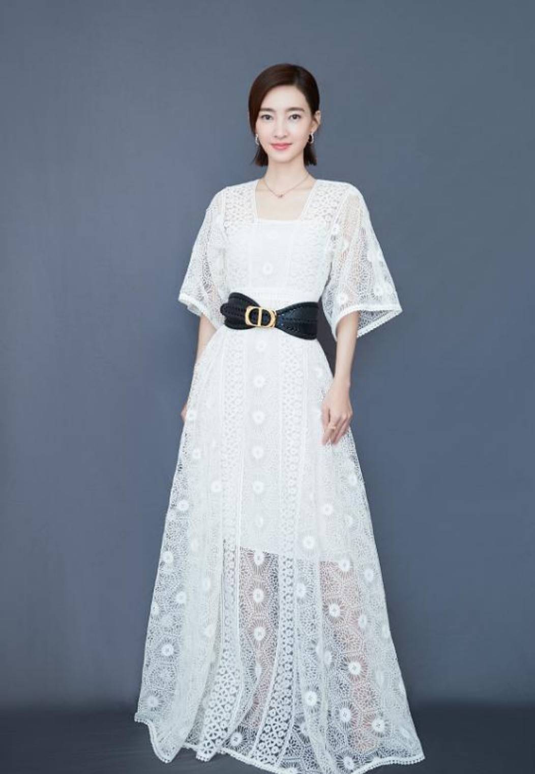 设计 王丽坤也太瘦了，穿紧身的高领裙装，浑身上下没有一丝多余的赘肉