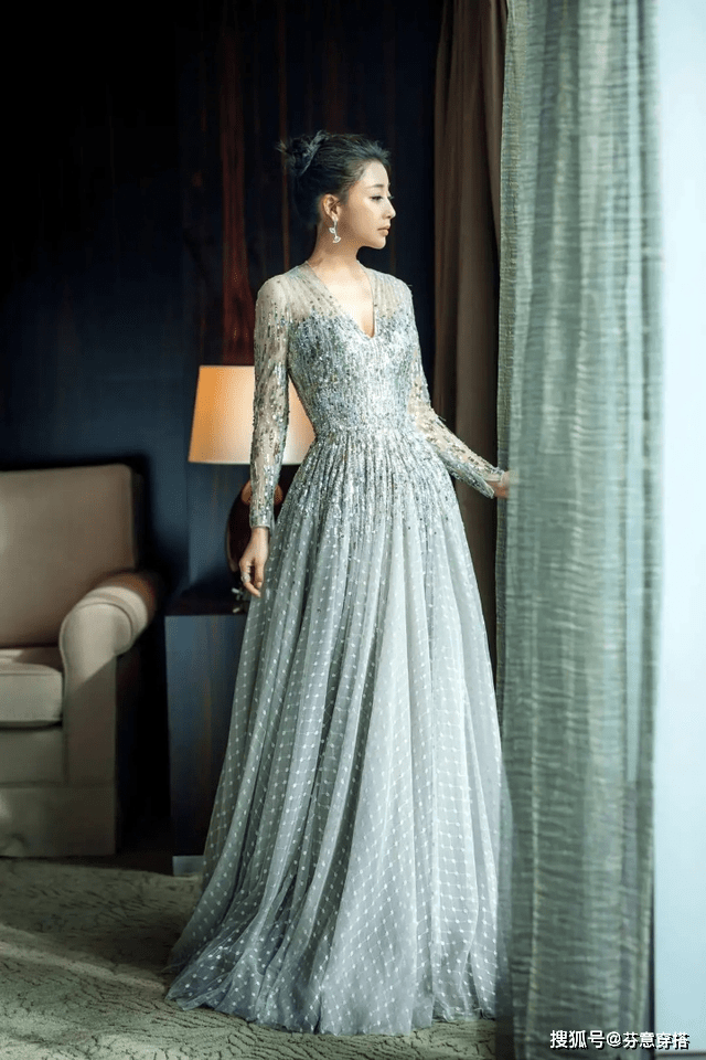 发型 殷桃终于换发型,电羊毛卷发气质出众,穿牛仔外套配衬衫减龄10岁