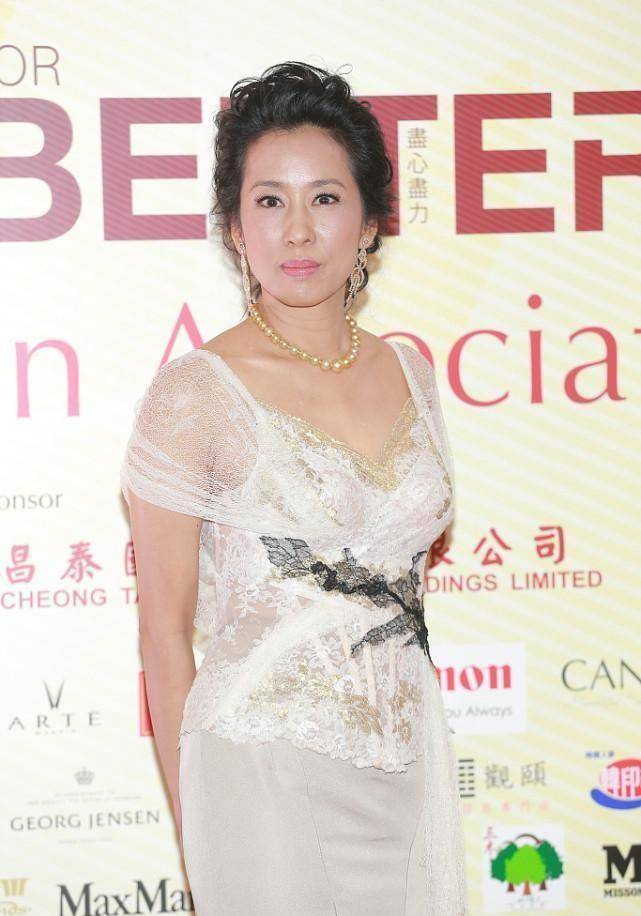 显得 朱玲玲和现任老公“难得同框”，穿柔纱裙太显气质，不亏是前港姐