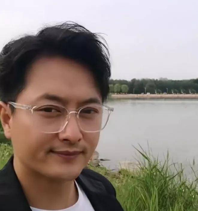 女神|好歌手云飞：6登央视春晚，娶“古典女神”美娇妻，为人低调朴素