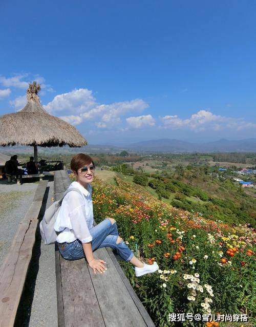 整体 陈法蓉真的老了，穿蛇纹连衣裙配短发现活动，眼角皱纹太真实