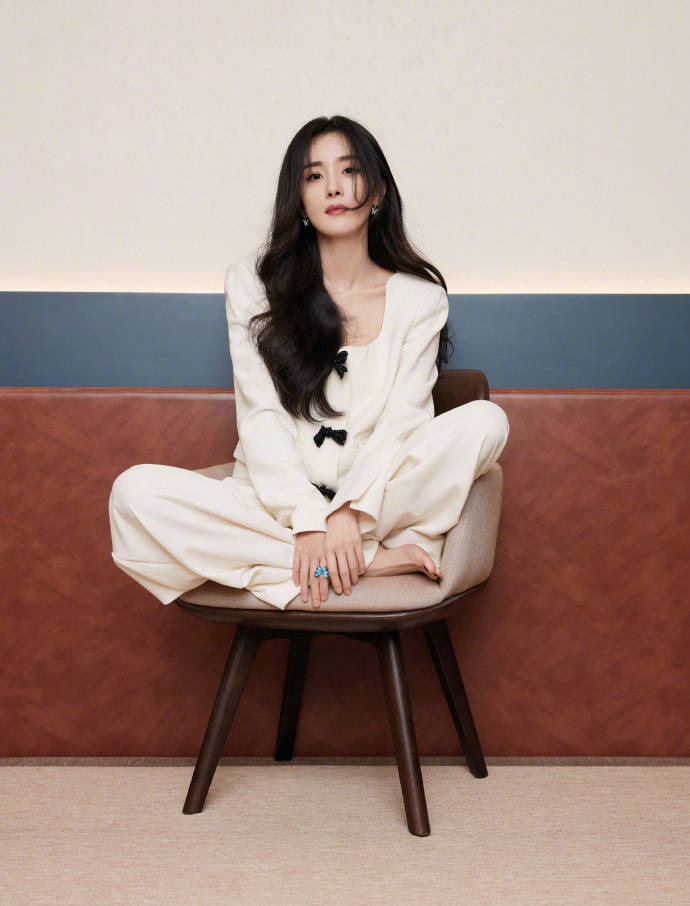 攻击性 杨幂光脚丫拍美照,穿一身白温柔又甜美,但宽裤腿仍彰显出气场