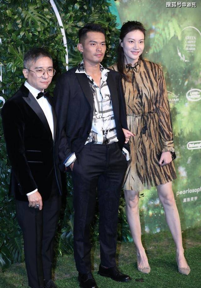 老公 谢杏芳178身材太惊艳，虎纹连衣裙大长腿好吸睛，比老公还要高