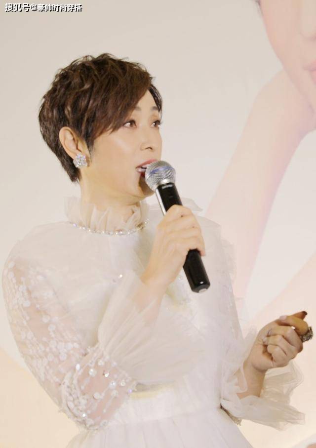 颈部 被53岁陈法蓉美到了，穿白色荷叶边薄纱裙配短发，气质太惊艳