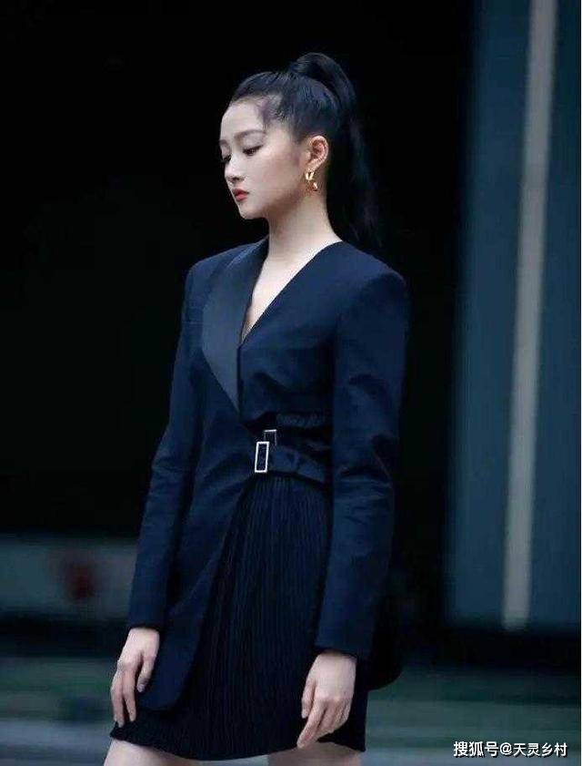 典范 许晴真是“女神”典范，穿白色西装裙夹腿坐美爆，51岁美得像28岁
