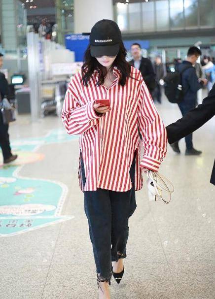 身材 杨幂穿Oversized装拍杂志照,菱形丝袜特别抢镜,真不愧是腿精