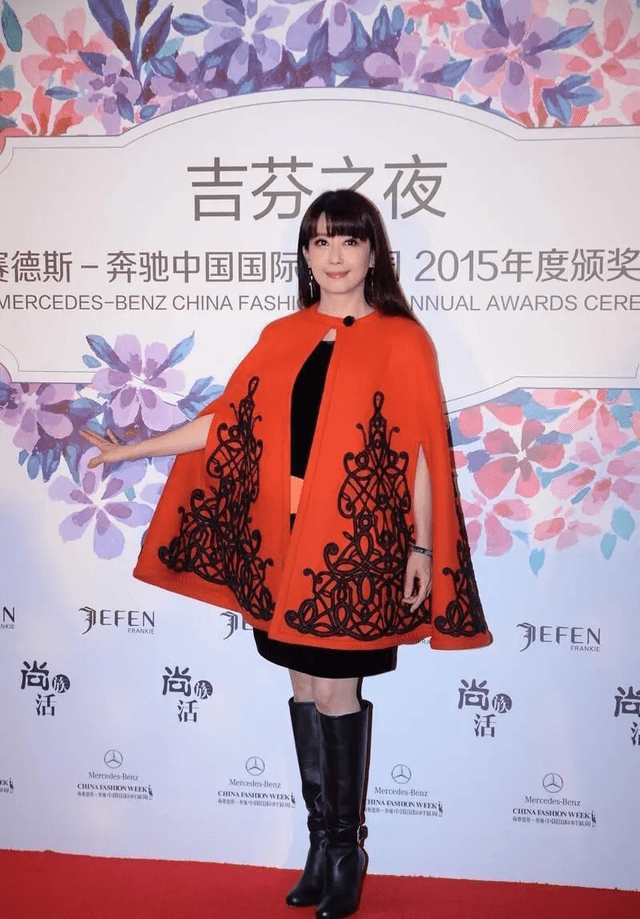 大衣 被51岁的孟庭苇美到了，穿红色斗篷大衣配骑士靴，看着像90后
