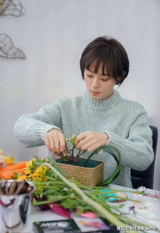 花衣服 女人50岁后，少穿花衣服，最好多穿这3种“颜色”，显白显气质