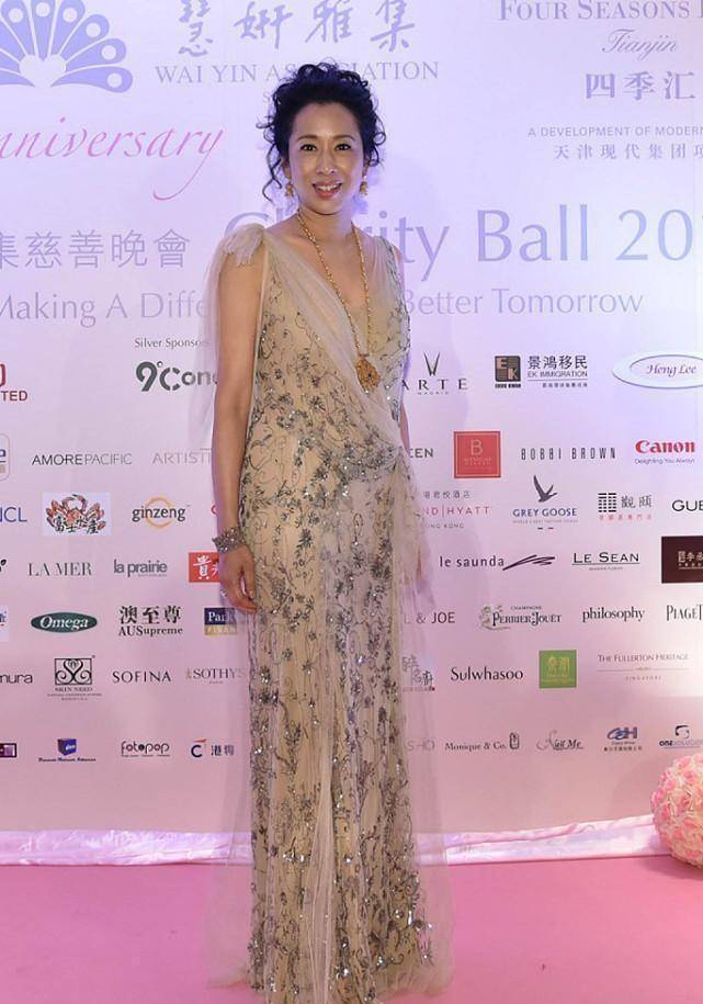 显得 朱玲玲和现任老公“难得同框”,穿柔纱裙太显气质,不亏是前港姐