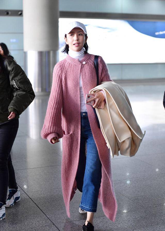 设计 佟丽娅现身机场，穿长款粉色针织衫太拉风了，我也好想拥有一件