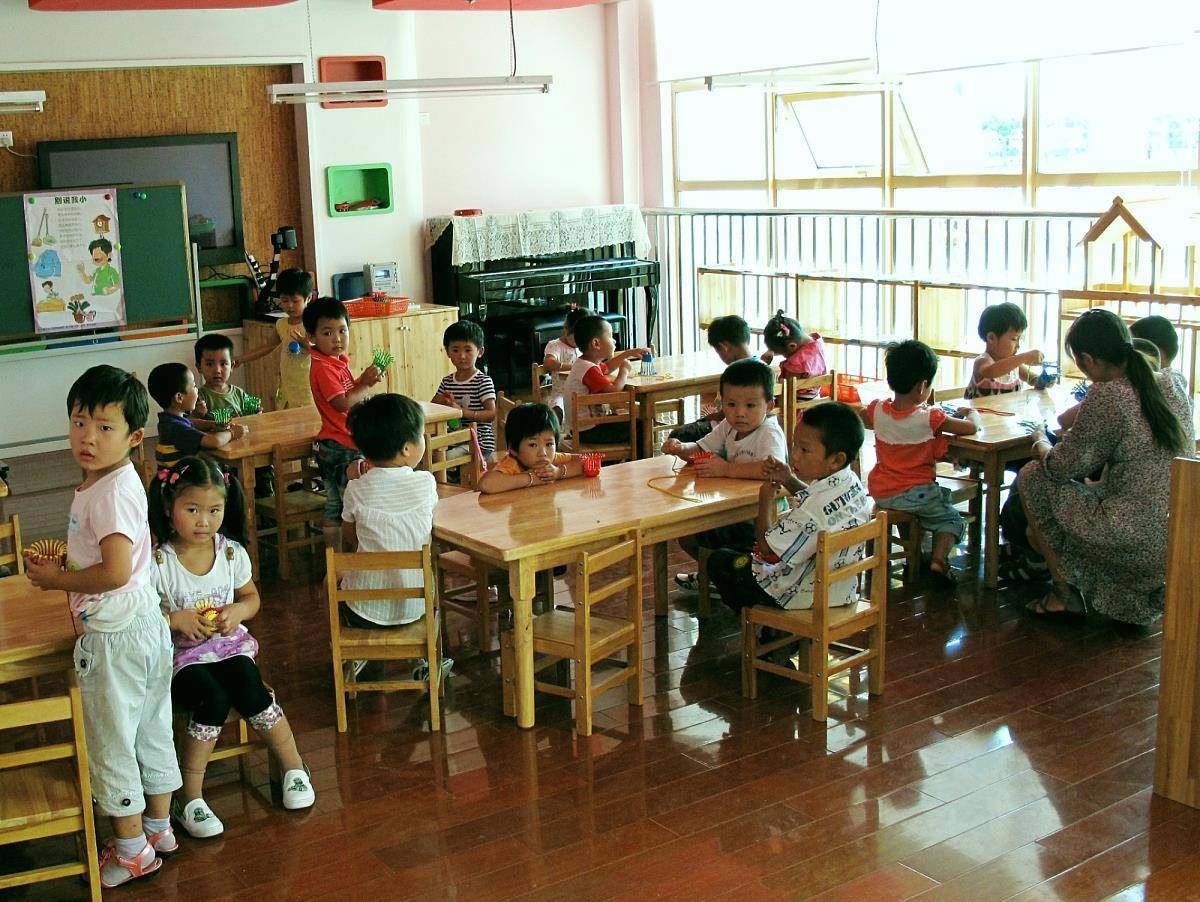 同学|江苏苏州一家幼儿园两幼童打闹，知名企业家一掌将对方男孩打倒