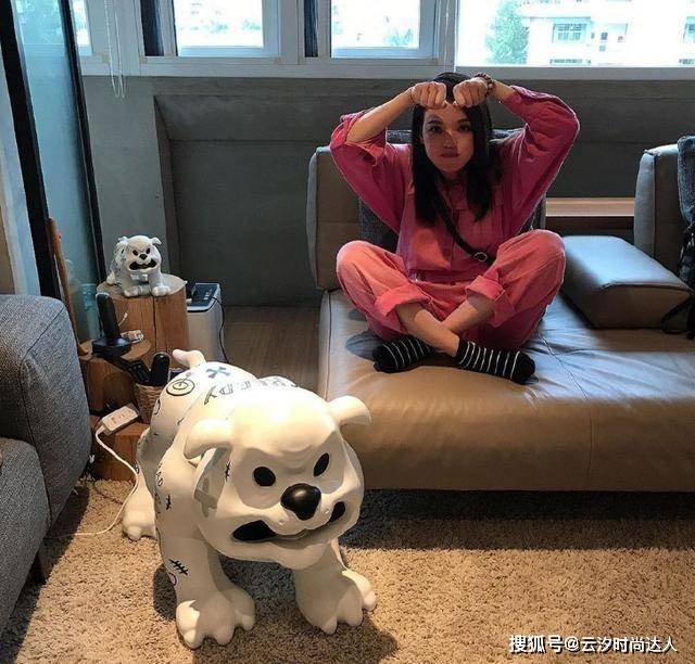 设计 舒淇才是真的“气质女神”，穿粉色工装连体裤又飒又美，哪像44岁