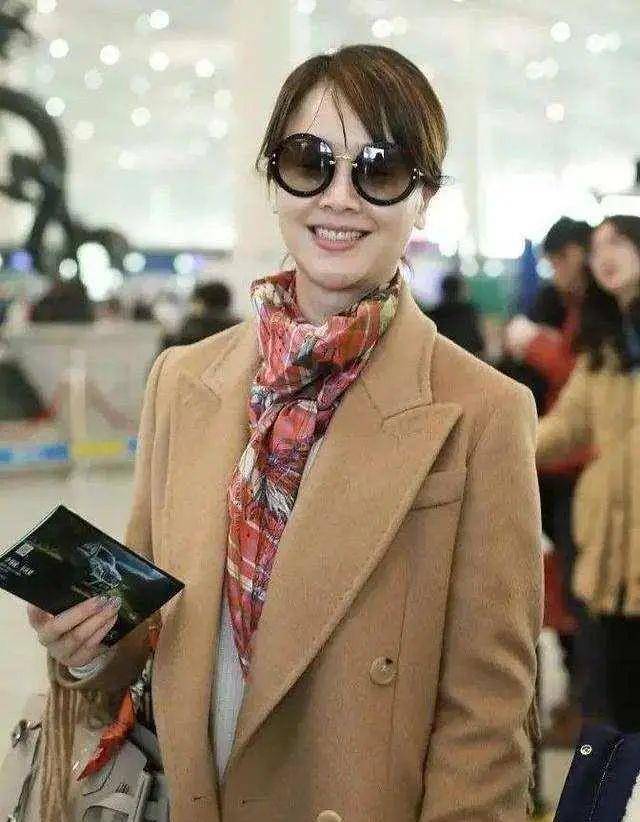 颜色 左小青也爱花丝巾，配驼色大衣优雅显贵，带9岁女儿走机场笑好甜