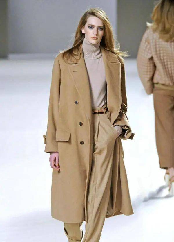 颜色 左小青也爱花丝巾，配驼色大衣优雅显贵，带9岁女儿走机场笑好甜