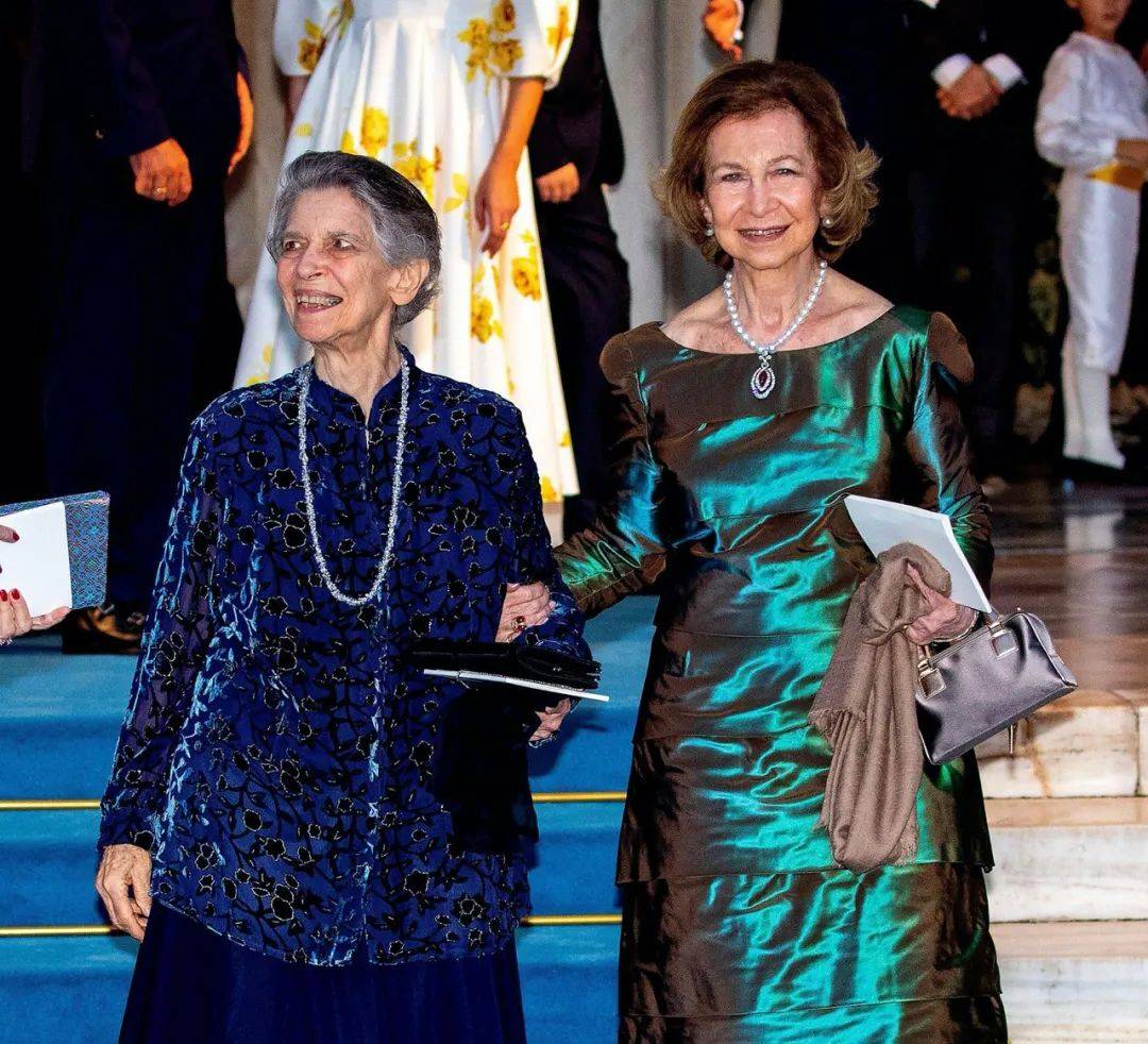 像西班牙老王后索菲亚就带着妹妹伊莲妮出席,而她是老国王康斯坦丁