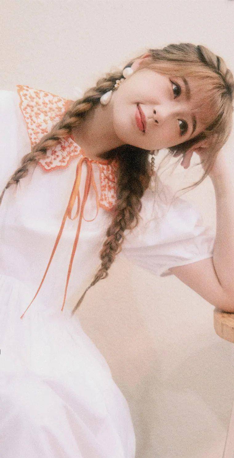 女明星 组图｜虞书欣：复古洋娃娃造型