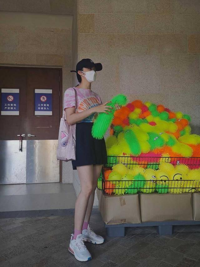 显示 姚晨身材真不错！印花T恤搭配黑色长裤高挑纤瘦，大秀曼妙身材