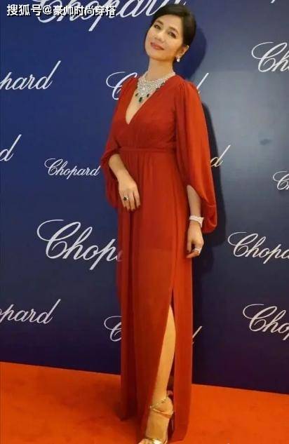 条纹 钟楚红又惊艳一回，穿白色西装配齐肩卷发现活动，60岁风韵犹存