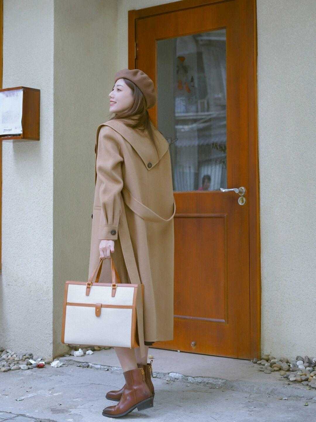 生活 秋冬季节“大衣”怎么穿？搭配针织衫和半身裙优雅大气，高级时髦