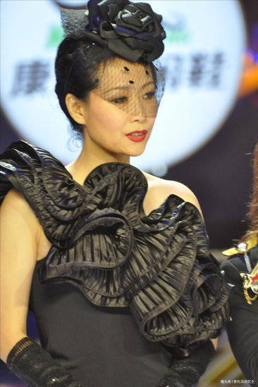 叶童 58岁叶童吃路边摊 人憔悴手腕瘦出青筋颈部肌肤松弛发型蓬松随意