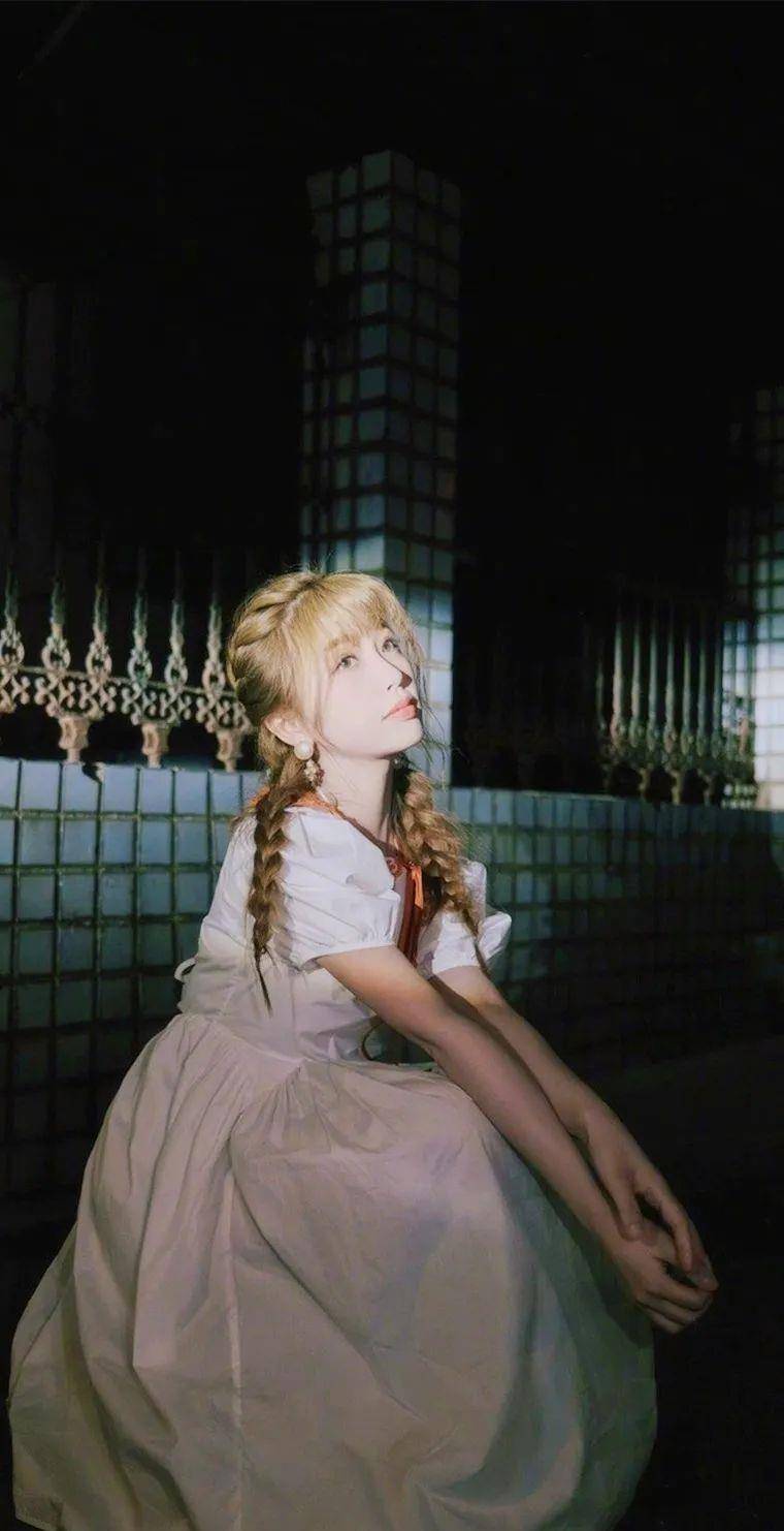 女明星 组图｜虞书欣：复古洋娃娃造型