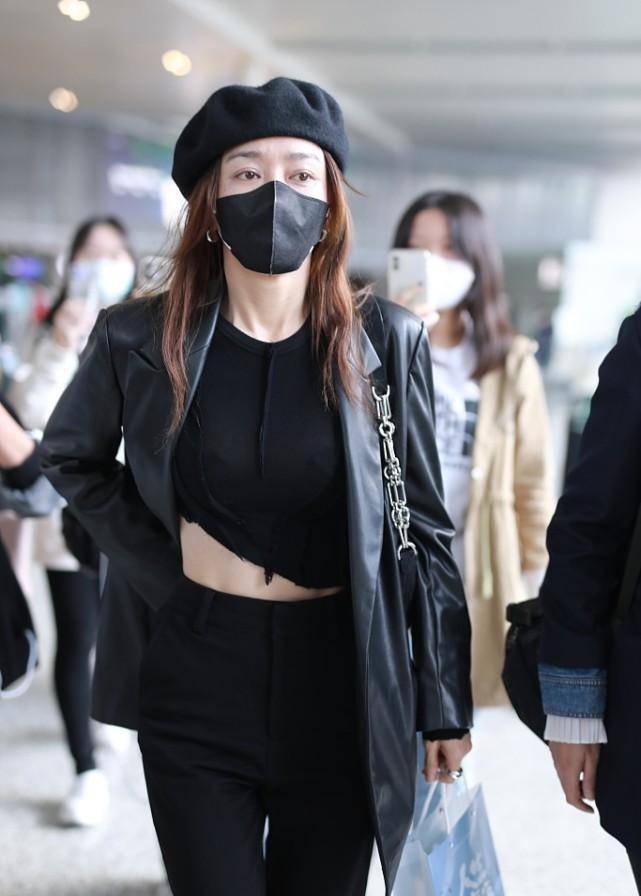 黑色 女明星有多自律？秦岚穿露脐装秀马甲线，一般人真做不到这样