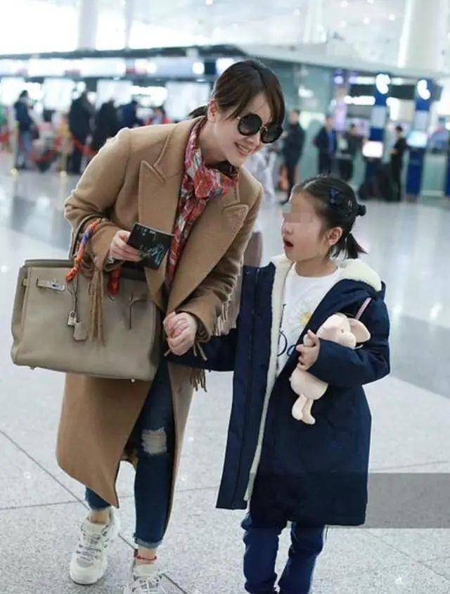 颜色 左小青也爱花丝巾，配驼色大衣优雅显贵，带9岁女儿走机场笑好甜